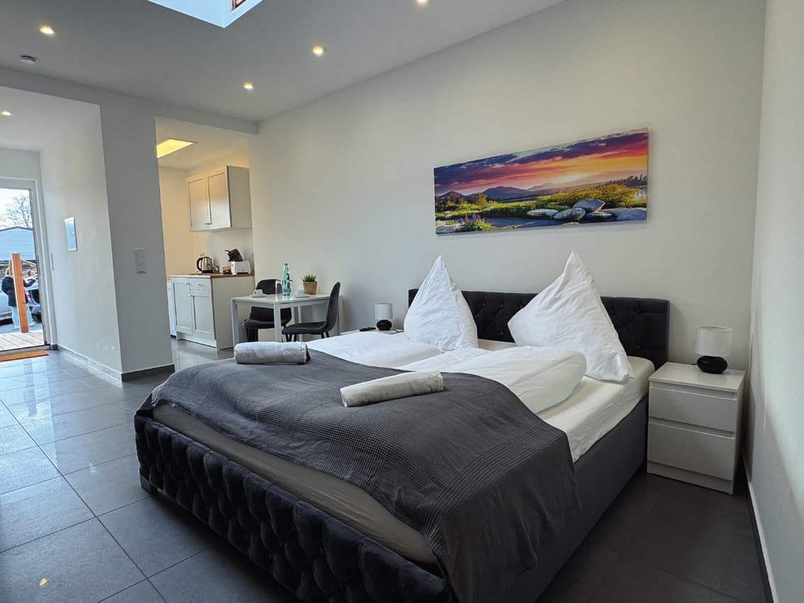 Helles Apartment mit Doppelbett und Küchenzeile