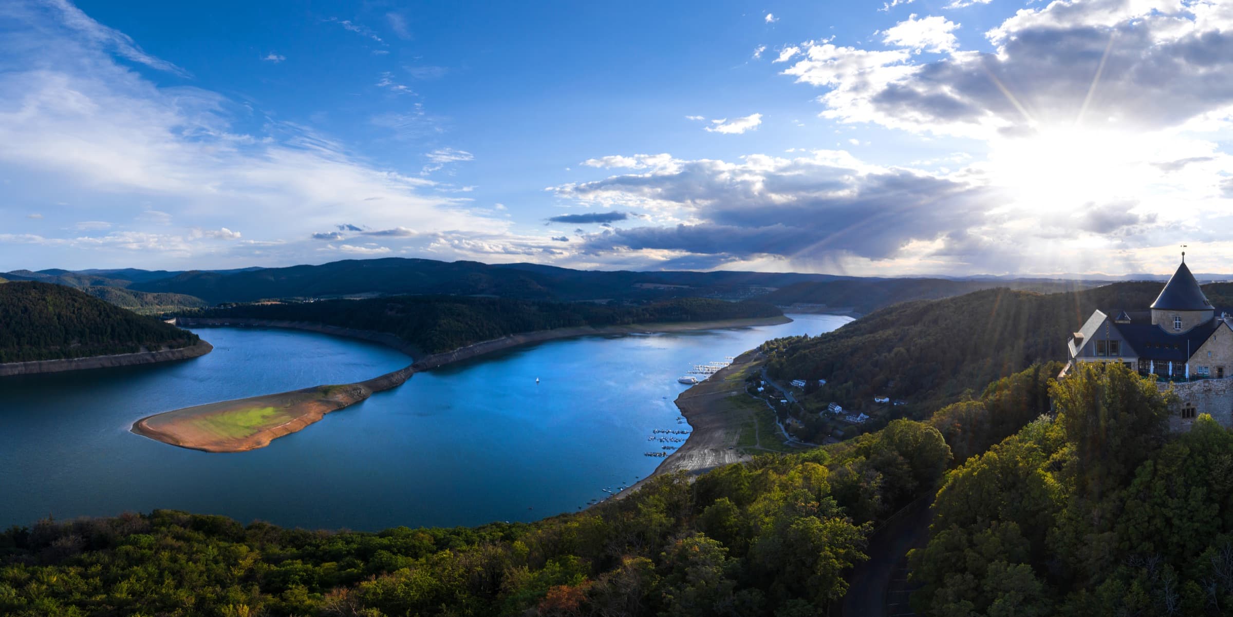 Blick über den Edersee mit Schloss Waldeck