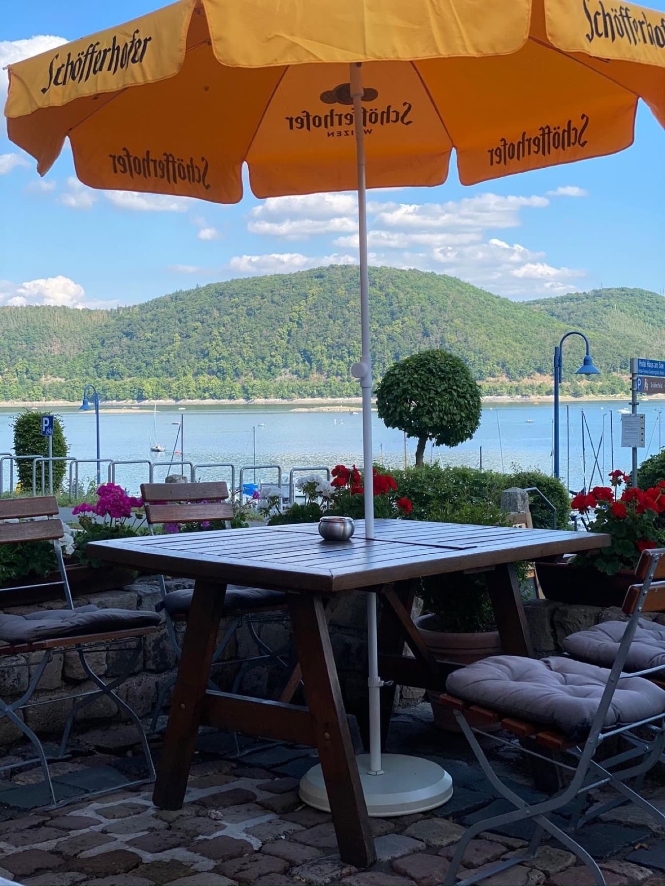 Tisch unter einem Sonnenschirm mit Blick auf den Edersee