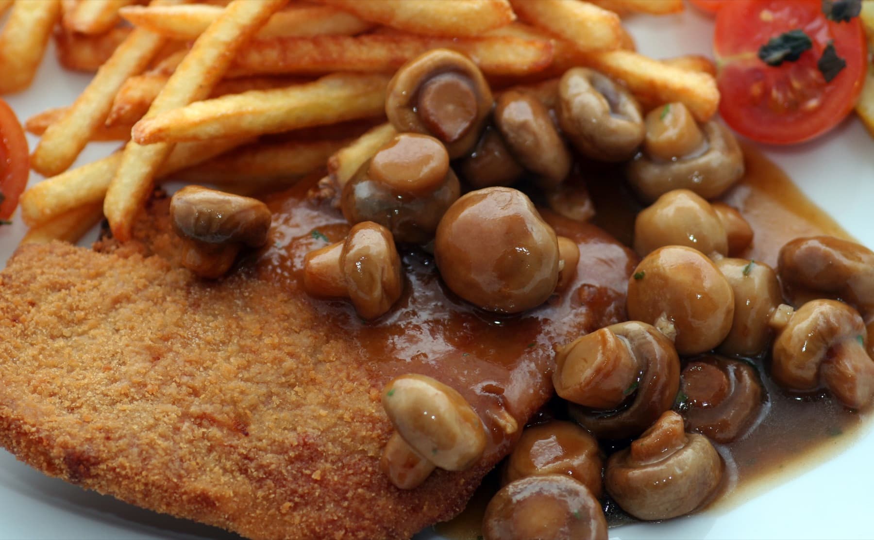 Jägerschnitzel mit Champignons und Pommes